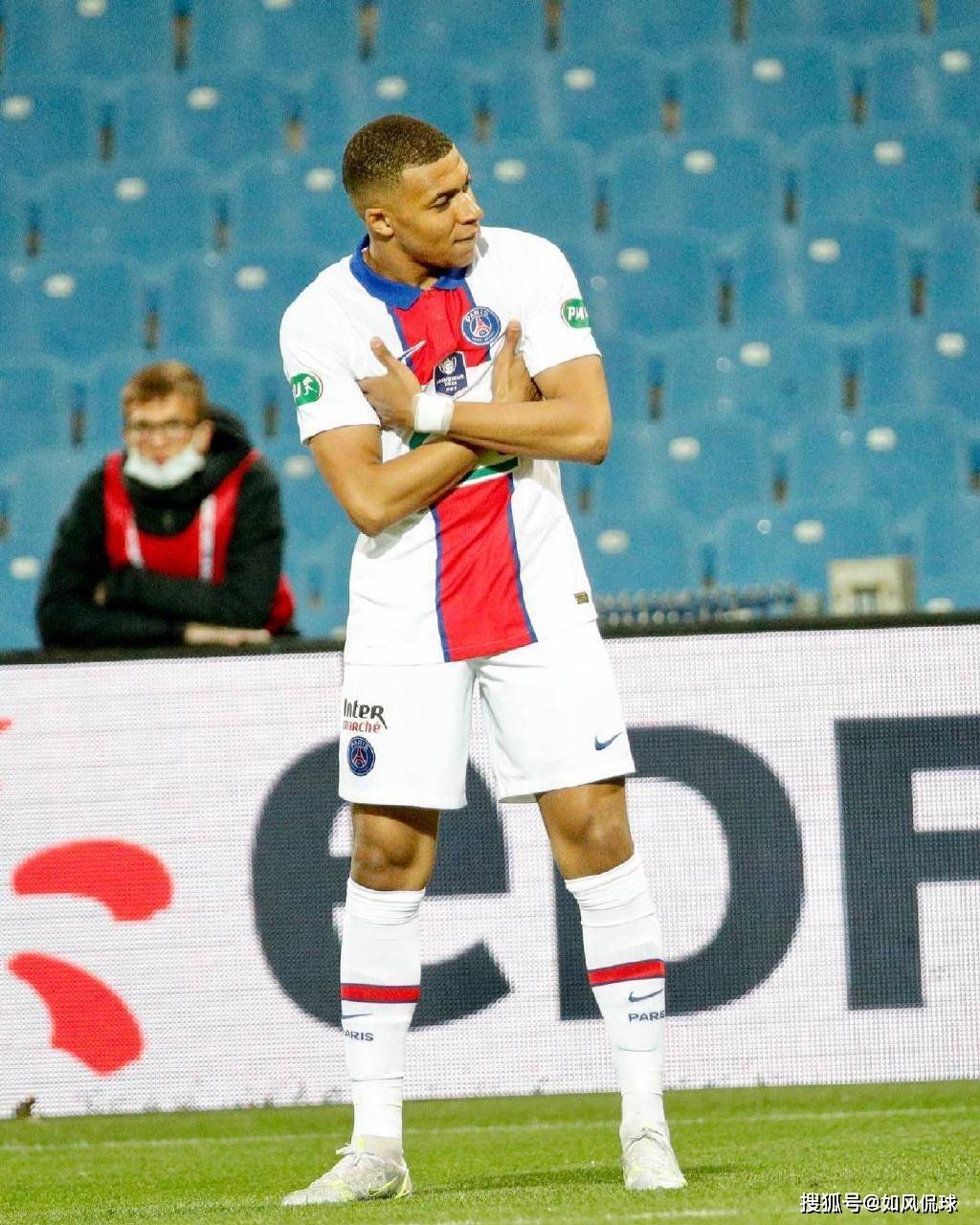  山东男篮迎法国杯关键赛，冲刺阶段遗憾出局，质疑声仍在，轮换策略成焦点