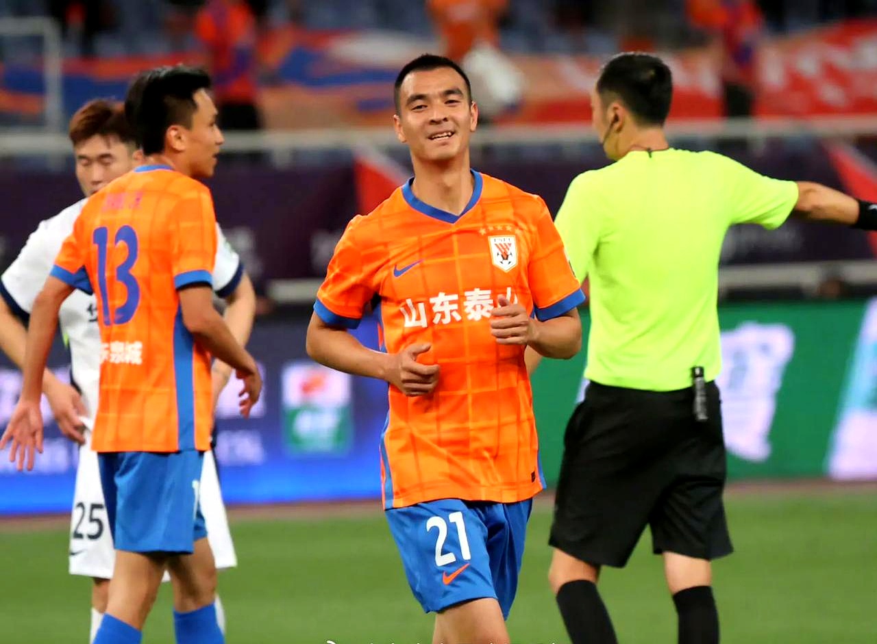 包含赛地聚焦：CBA季后赛赛前热度飙升，山东泰山伤情更新，质疑声仍在，控场能力受关注的词条