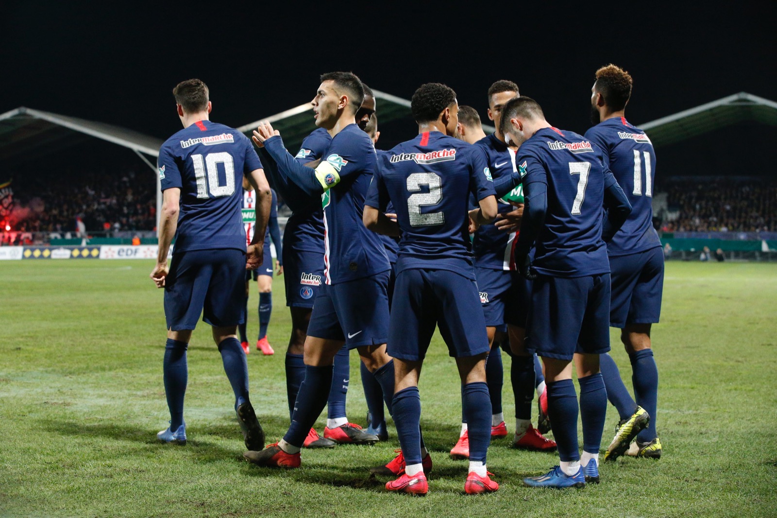 包含里尔训练开放日；冲刺阶段远射贴柱引欢呼；法国杯在即；团队化学反应显著的词条